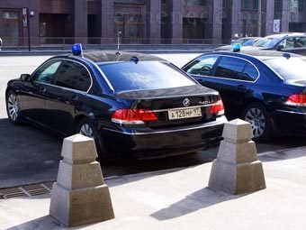 Служебные автомобили у здания Госдумы. Фото "Ленты.ру"