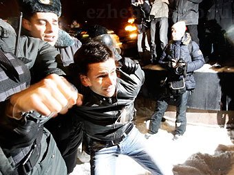 Задержание Ильи Яшина 5 марта 2012 года. Фото ИТАР-ТАСС, Александр Чернавский