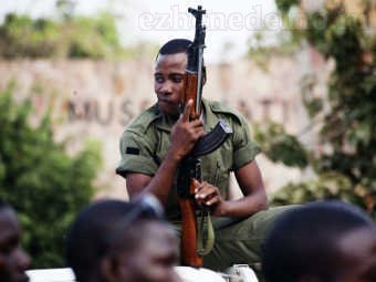 Солдат в Бамако. Фото Reuters